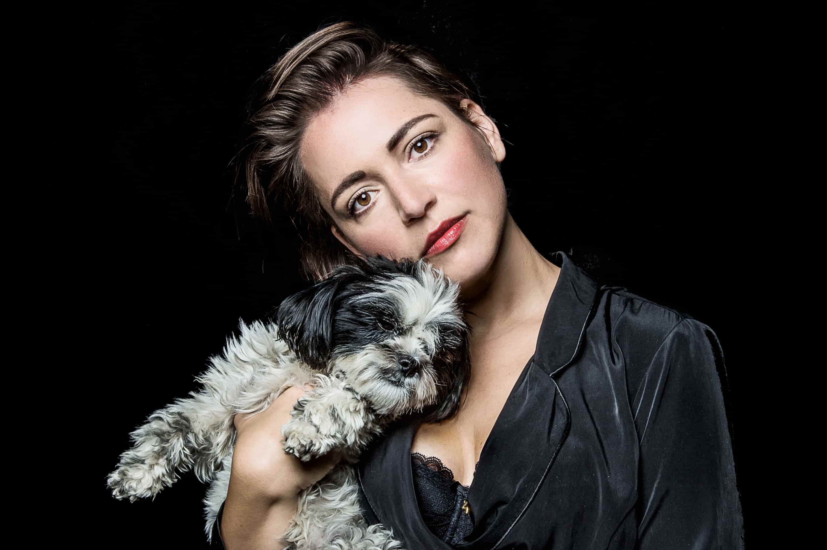 Laila Salome Fischer mit einem Hund